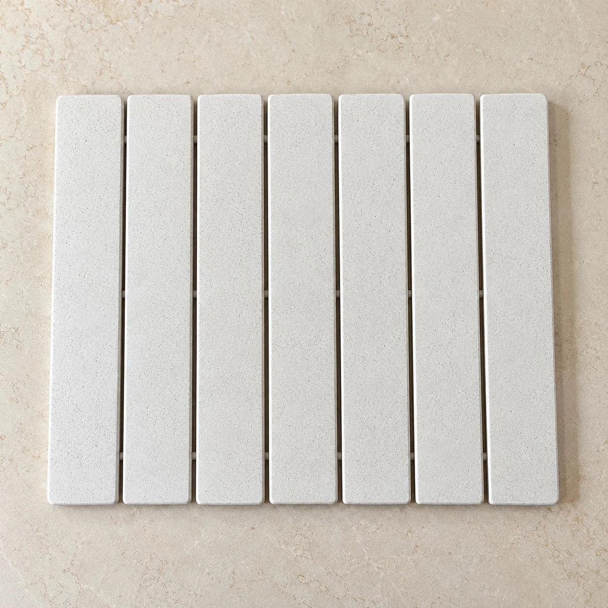 Chalk White stone mat with an interactive illustration of water absorption